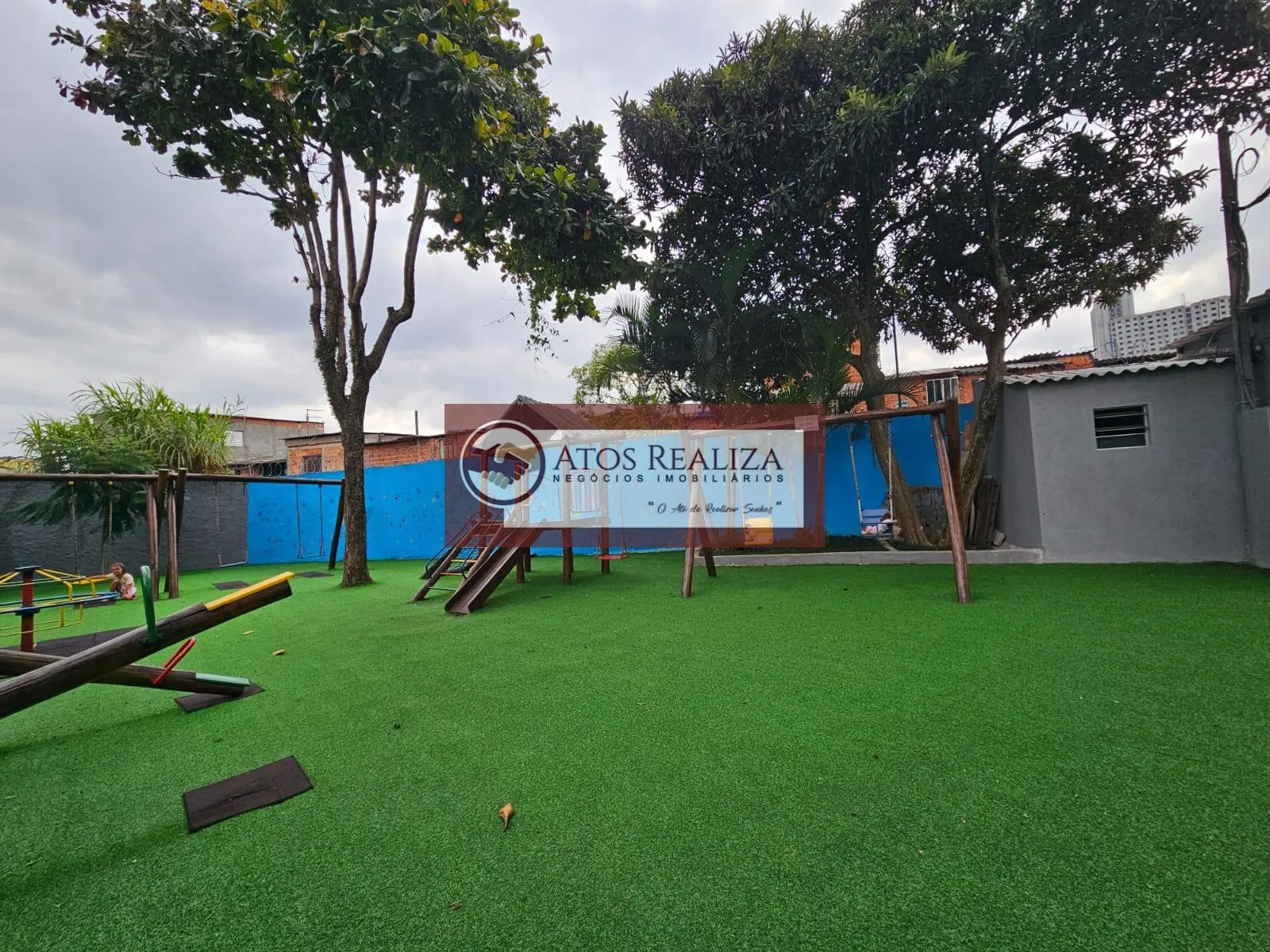 Imagem Casa à venda em condomínio fechado na região de Campo Grande, São Paulo | 2 dorms, 2 vagas paralelas, corredor lateral.