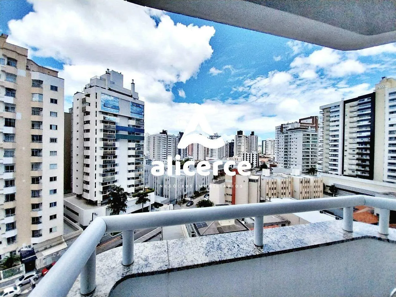 Imagem Aconchegante apartamento com 3 dormitórios e móveis planejados - Campinas, São José/SC