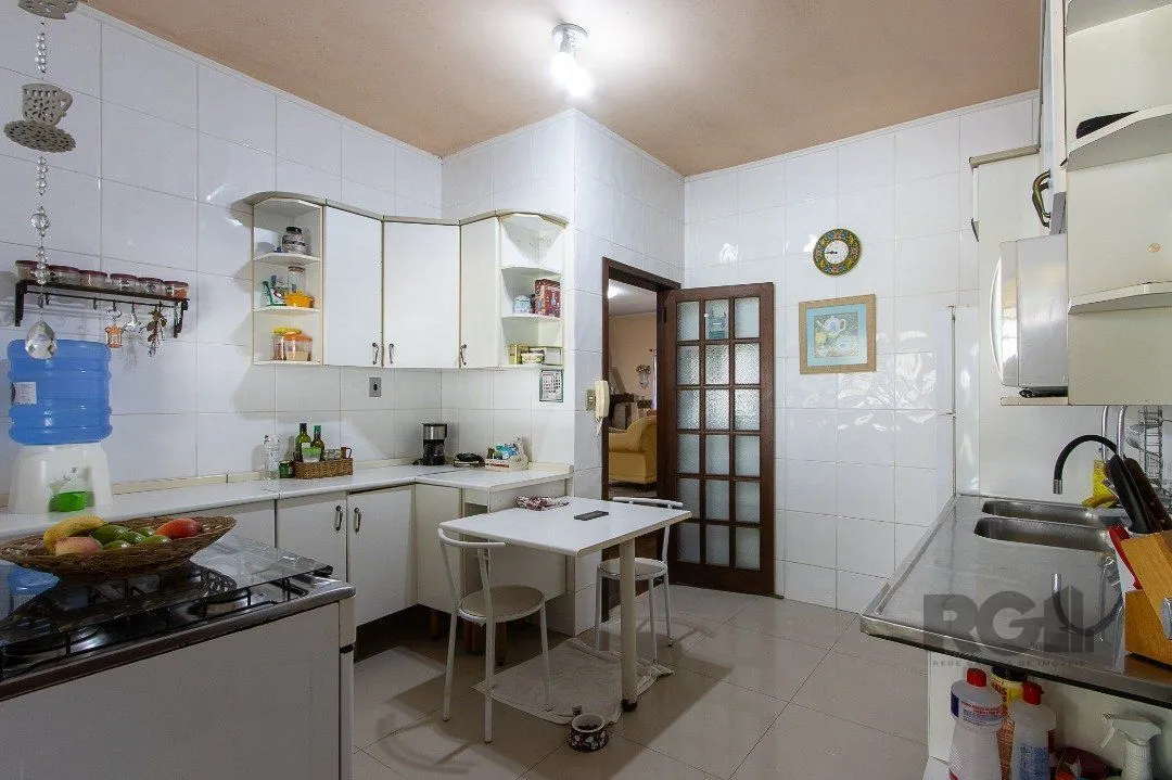 Imagem Casa para Venda - 300m², 3 dormitórios, sendo 1 suites, 4 vagas - Nonoai
