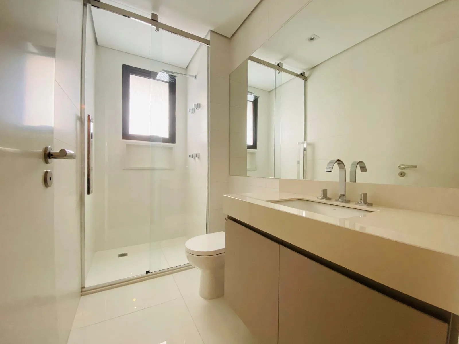 Imagem Apartamento para locação em São Paulo-SP, Green Valley Alphaville: 3 suítes, 2 salas, 4 banheiros, 4 vagas, 228m². Aproveite!