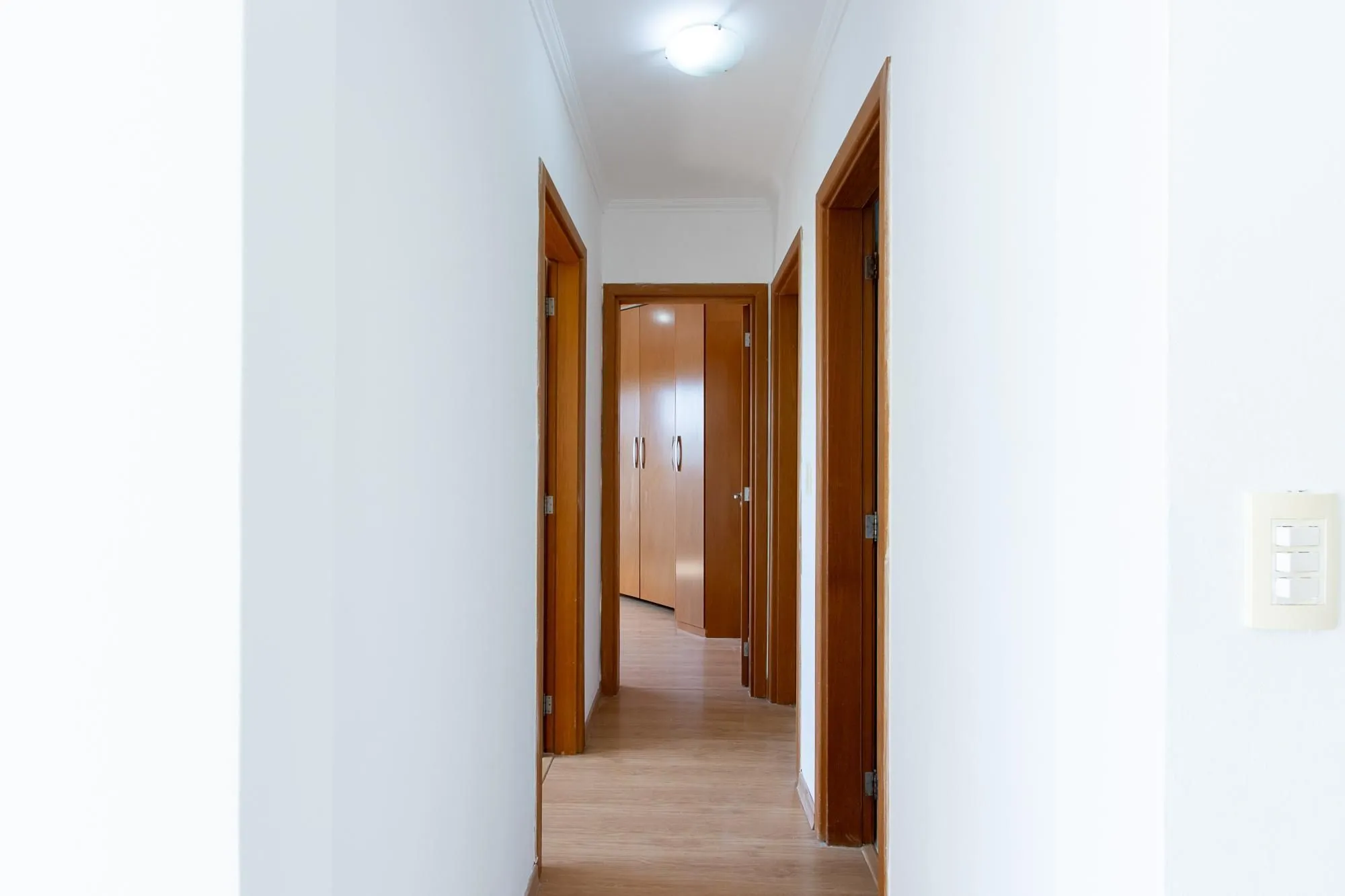 Imagem Apartamento de 3 dormitórios, 1 banheiro e uma vaga de garagem.