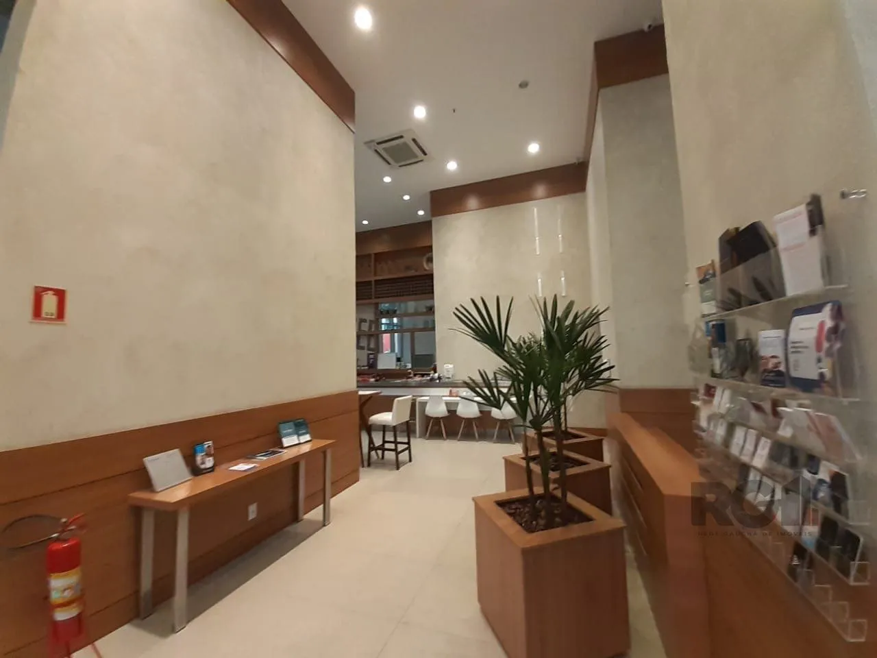 Imagem Excelente sala comercial no Menino Deus, com uma vaga de garagem.