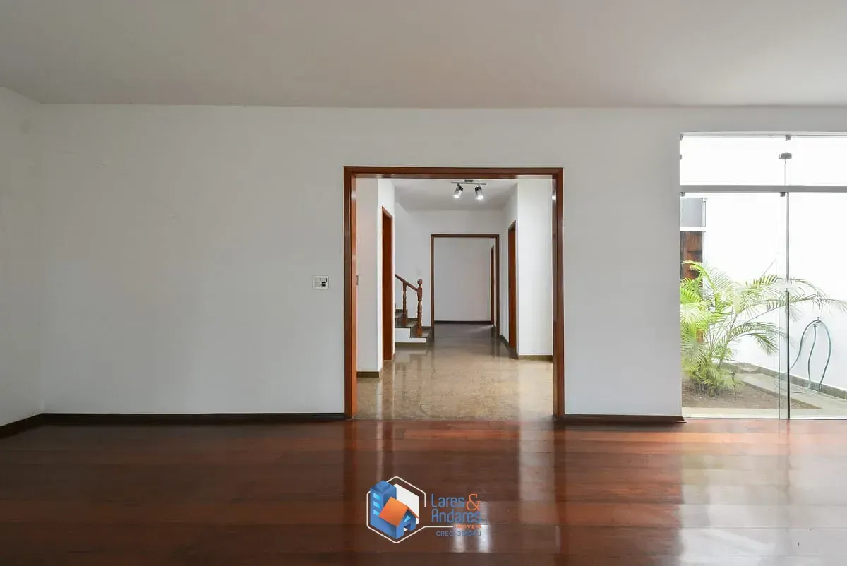 Imagem Sobrado para venda em Planalto Paulista com 4 quartos, sendo 2 suítes, 331m²