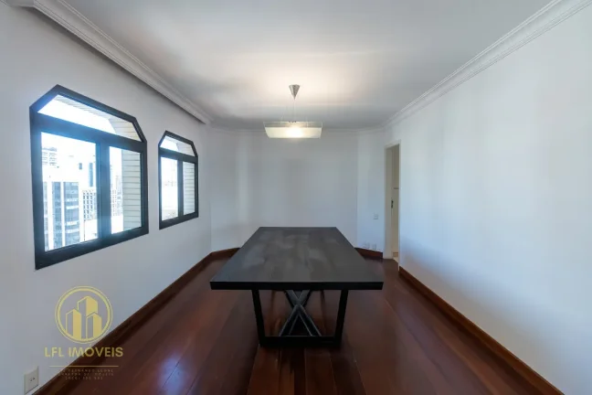Imagem Muito espaço e privacidade no coração do Itaim Bibi: apartamento para locação, com 3 dormitórios e 3 vagas.