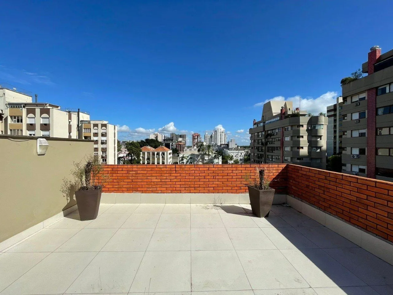 Imagem Cobertura a venda 5 Quartos, suíte e 2 vagas, no Bairro Menino Deus, Poa/RS