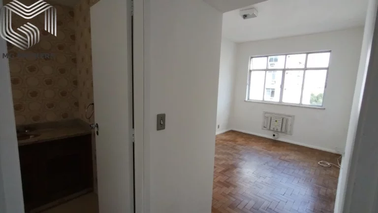 Imagem Imóvel Exclusivo na Tijuca: Apartamento com 4 Quartos, 2 Suítes, 3 Salas, 4 Vagas de Garagem e 160m² - Rio de Janeiro-RJ