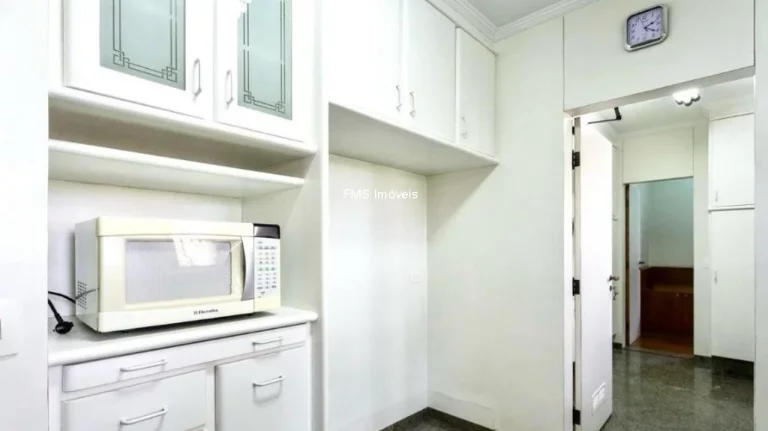 Imagem Apartamento em Moema, São Paulo-SP, com 4 quartos, 4 suítes e 235m²! Venha conferir!