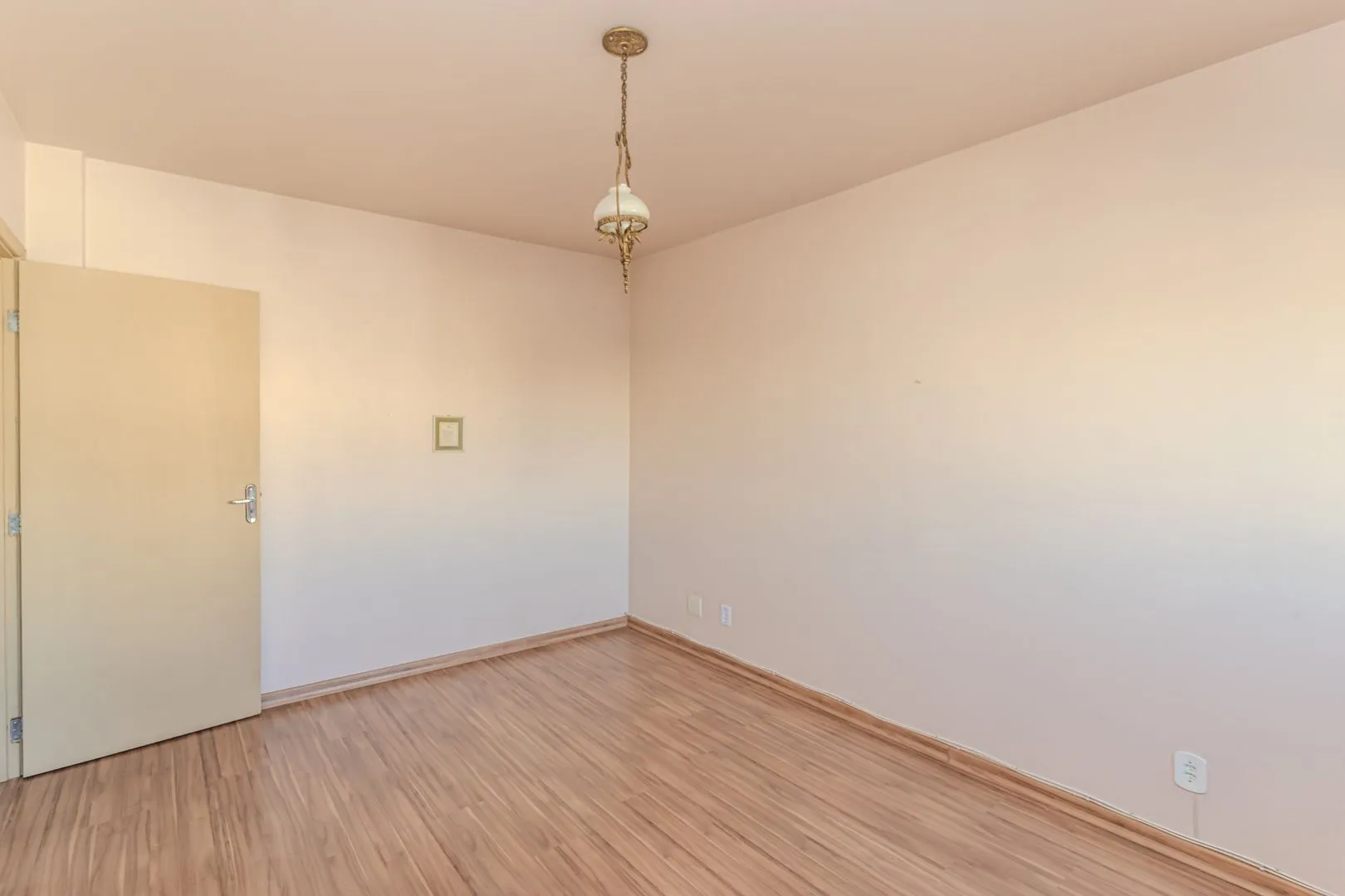 Imagem Apartamento de 2 dormitórios com dependência e vaga no bairro Santana DESOCUPADO