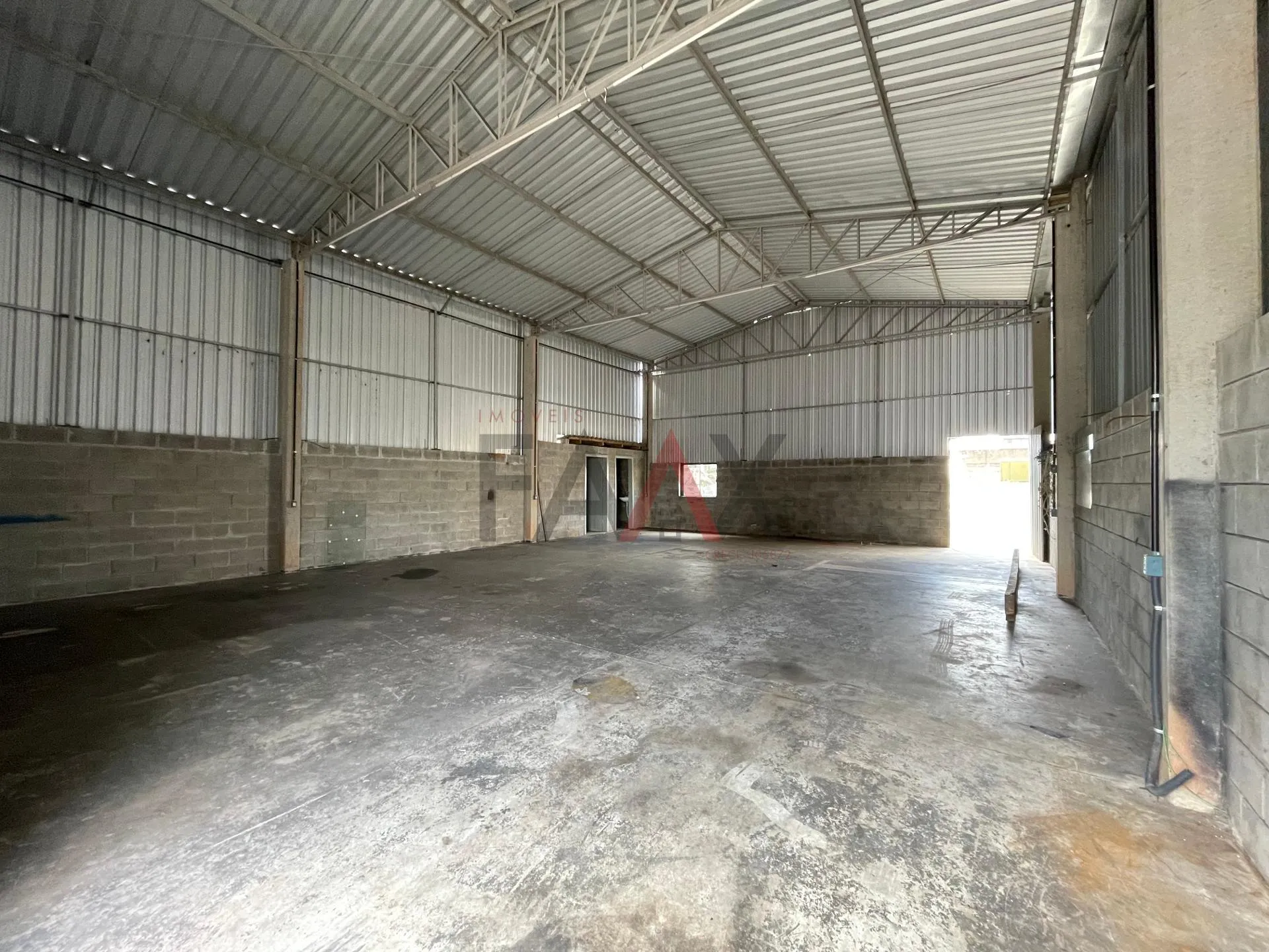 Imagem Barracão Comercial para Locação em Bonsucesso com 150m .