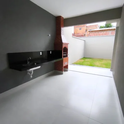 Imagem Casa De 2/4 Com Suite Om Quintal Grande E Otimo Acabamento No Parque Montreal