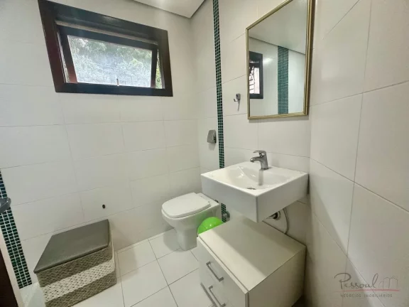 Imagem Ótima casa com 4 Suítes, Piscina e Vista para o Mar no Centro de Florianópolis Localizada no cent...