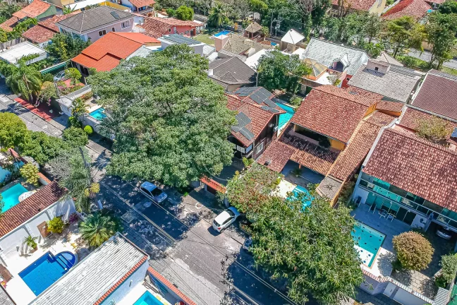 Imagem CASA com 3 DORMITÓRIOS em CONDOMÍNIO FECHADO - 199m² de área construída