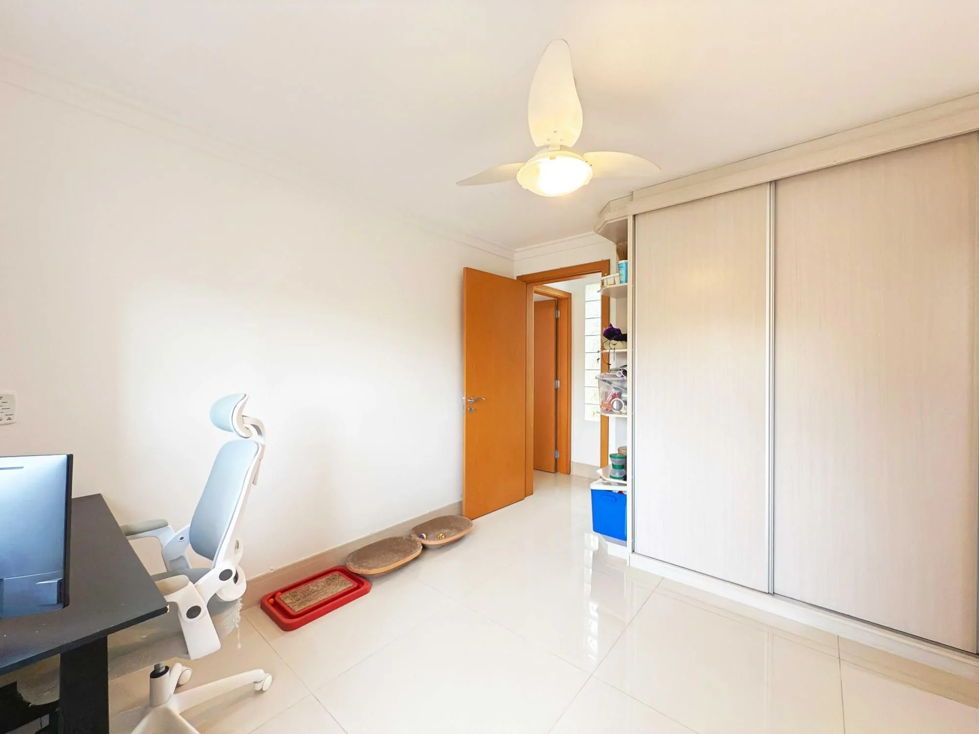 Imagem Apartamento a venda semi-mobiliado com dois dormitórios no bairro São João/PoA