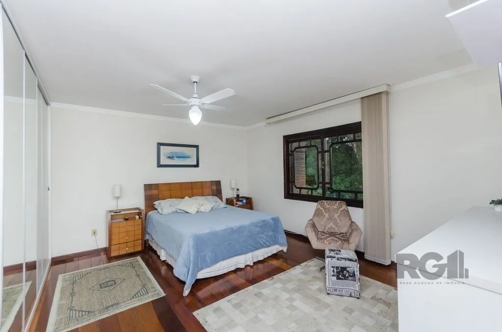 Imagem Excelente casa de 379m² com 3 dormitórios, piscina e 4 vagas.