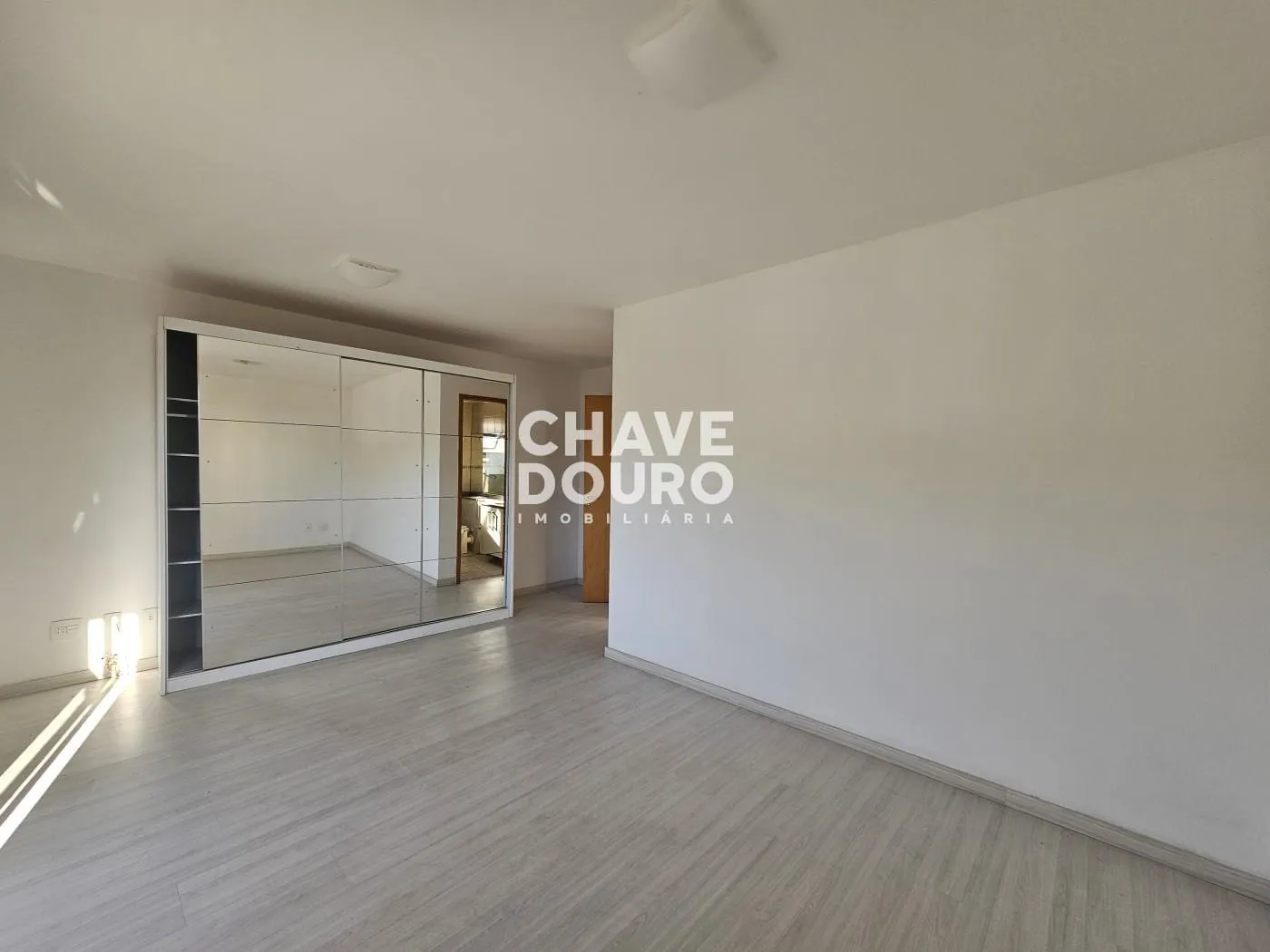 Imagem Apartamento de 2 Quartos (sendo 1 suíte com varanda) + Dependência e 1 Vaga