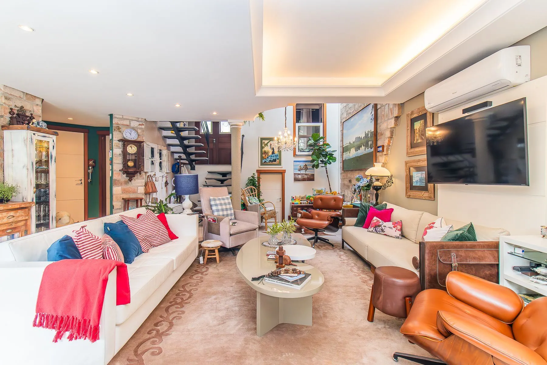 Imagem CASA DE 4 DORMITÓRIOS EM CONDOMÍNIO - 320 m² - 4 VAGAS DE GARAGEM