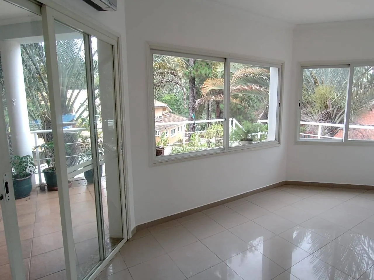 Imagem Casa Sobrado de 700m² Localizada no Residencial Zero!