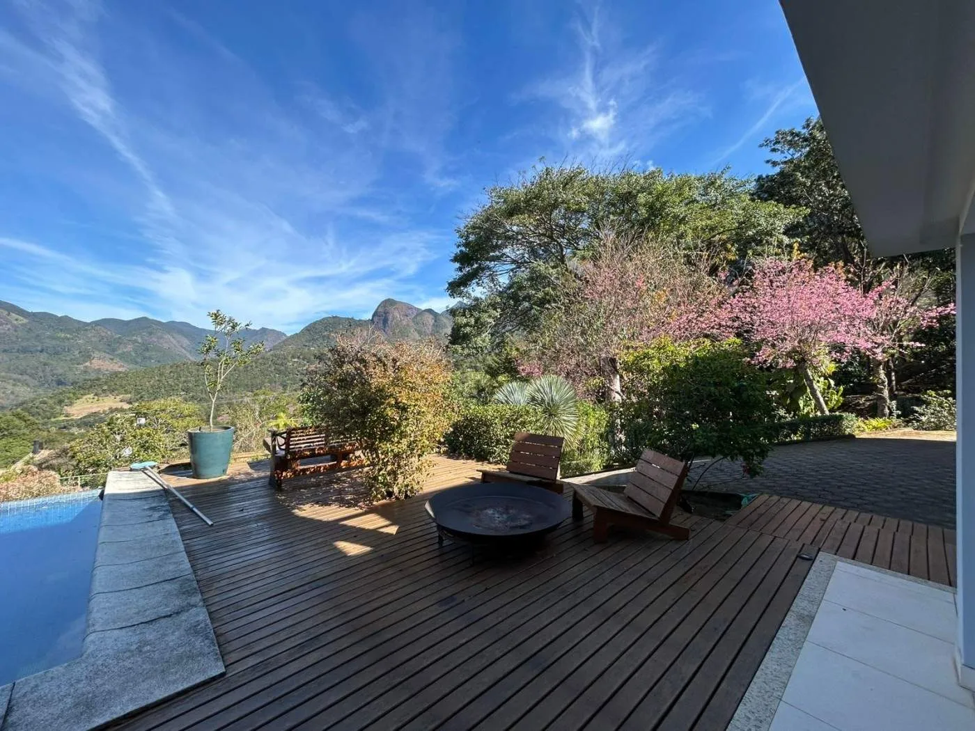 Imagem Casa em Condomínio para Venda em Petrópolis / RJ no bairro Araras