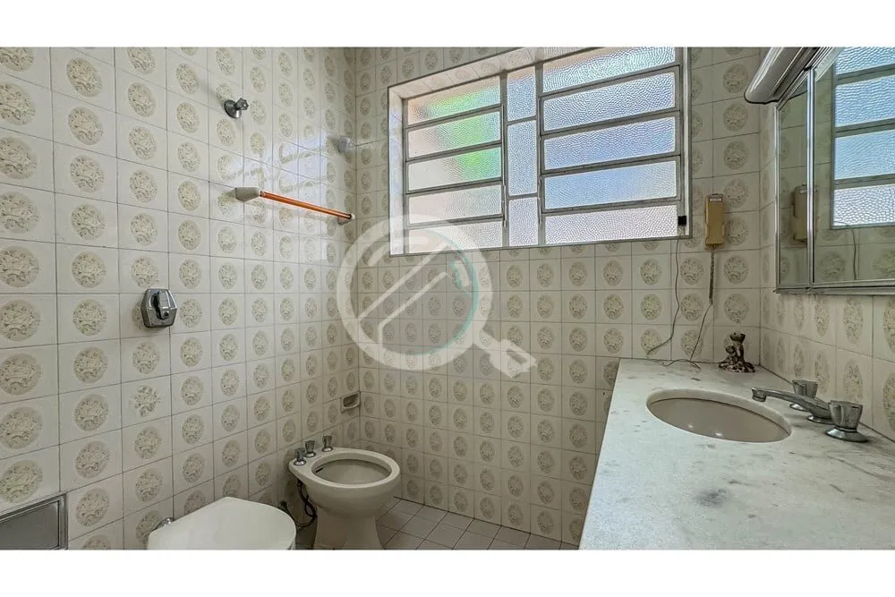 Imagem Ampla casa com 14 peças incluindo um anexo de 3 andares, salas com lareira, 2 suítes, 4 quartos, e...