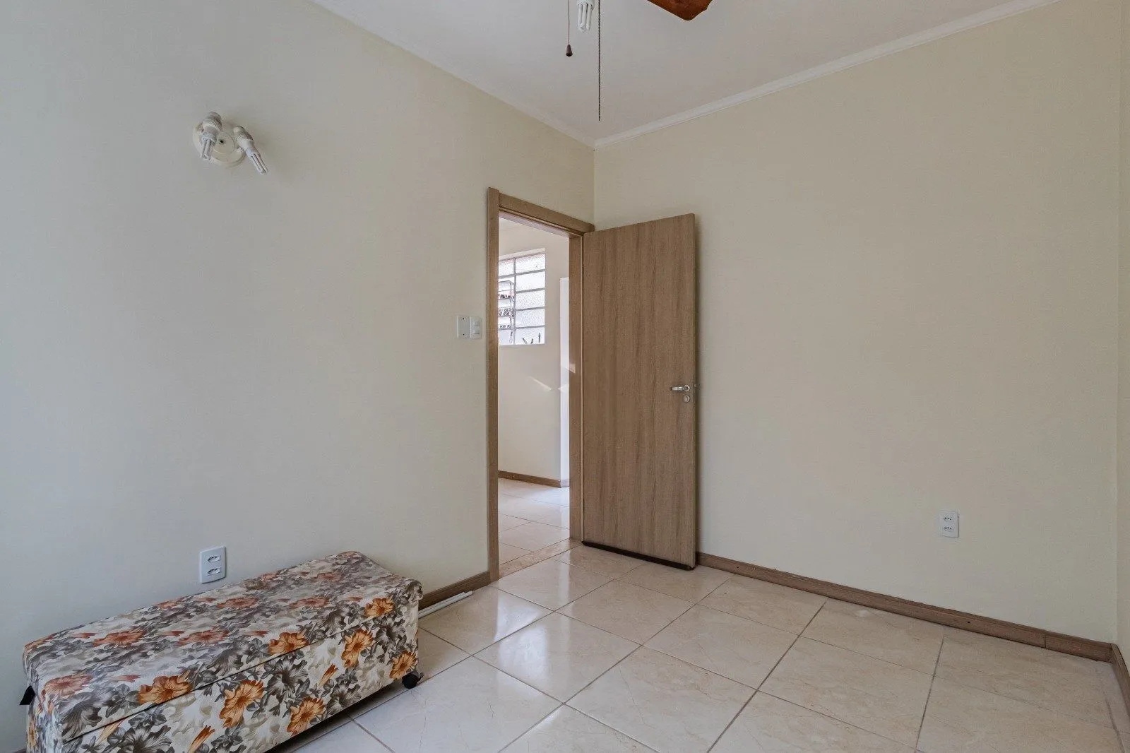 Imagem Térreo com pátio Semimobiliado, 2 Dormitórios, Próximo ao Praia de Belas