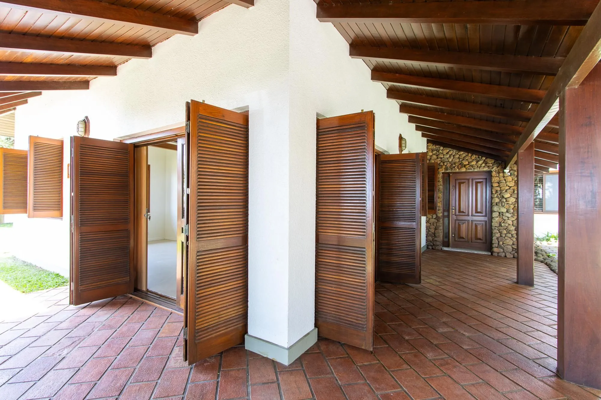 Imagem Casa com 2 dormitórios 3 banheiros. lareira e churrasqueira, e com arquitetura moderna.
