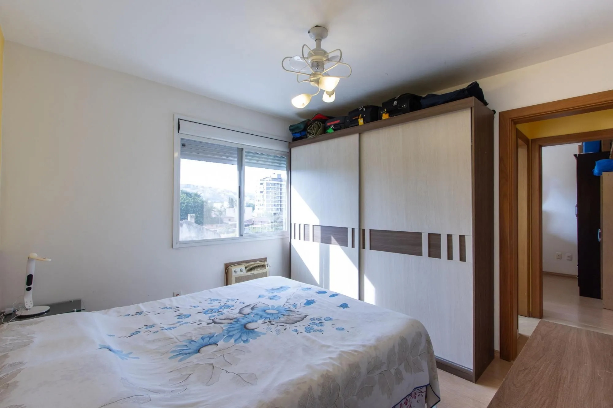 Imagem Apartamento de 2 dormitórios, na zona sul de Porto Alegre, semi-mobiliado, churrasqueira e box escriturado.