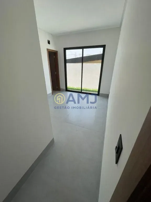 Imagem Casa térrea à venda no Jardins Capri | Lote de esquina com 4 suítes, piscina e alto padrão em Goiânia