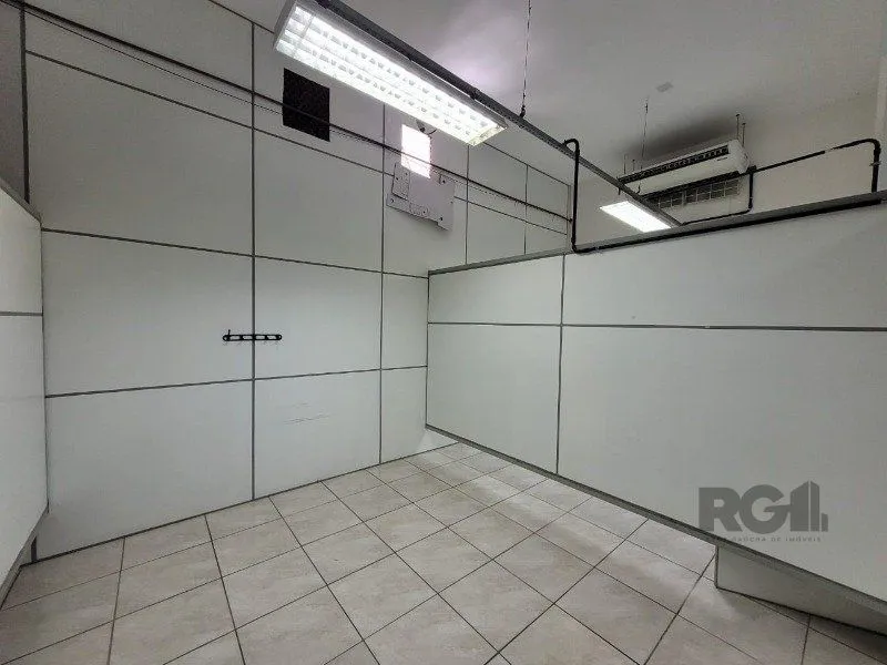 Imagem MÁFFER IMÓVEIS ALUGA - PRÉDIO COMERCIAL DE GRANDE PORTE Av. Missões, 06 - Bairro Navegantes | Porto Alegre