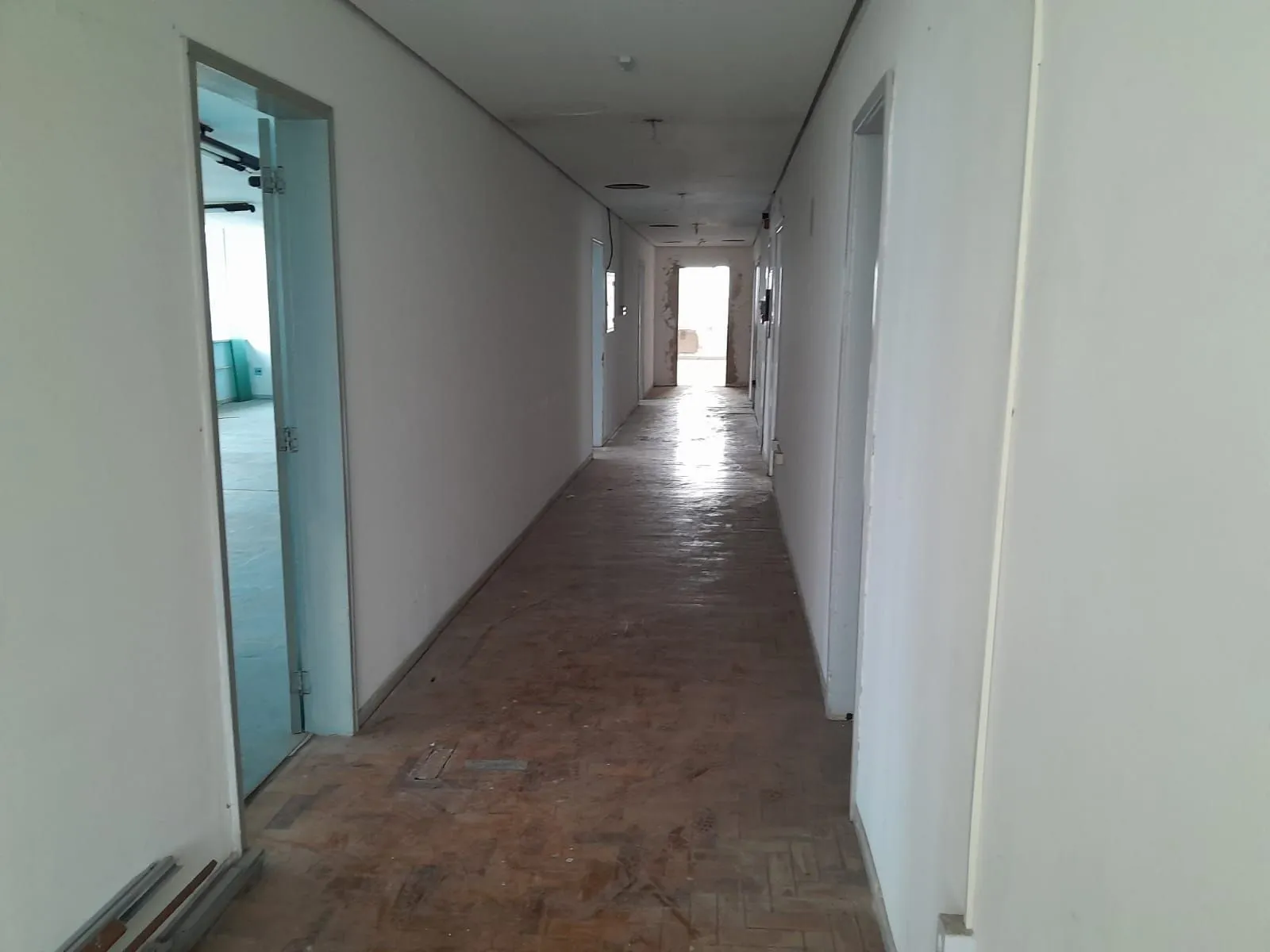 Imagem Salas com meio andar,para empresas ou órgãos públicos com 262,41m2 ,Centro