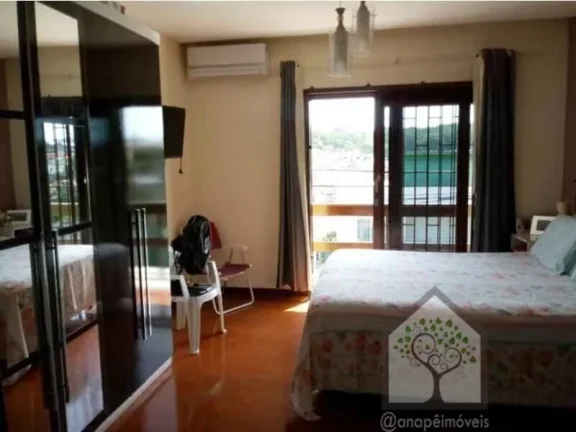 Imagem Casa ampla à venda próxima à Beira-Mar