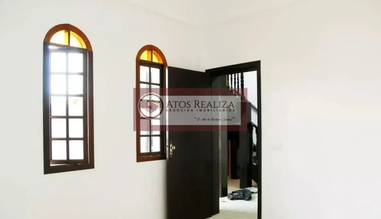 Imagem Atenção: Chegou a sua Oportunidade de comprar um Sobrado no Socorro com Desing EUROPEU. Vendo lindo sobrado no bairro do Socorro, imóvel com um Stilo totalmente diferente dos outros que você visitou, esse imóvel conta com 4 Dormitórios, sendo 1 Suíte, Arm