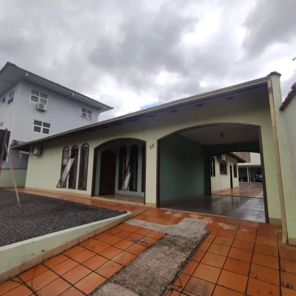 Imagem Casa Averbada à venda em Joinville, bairro Saguaçú