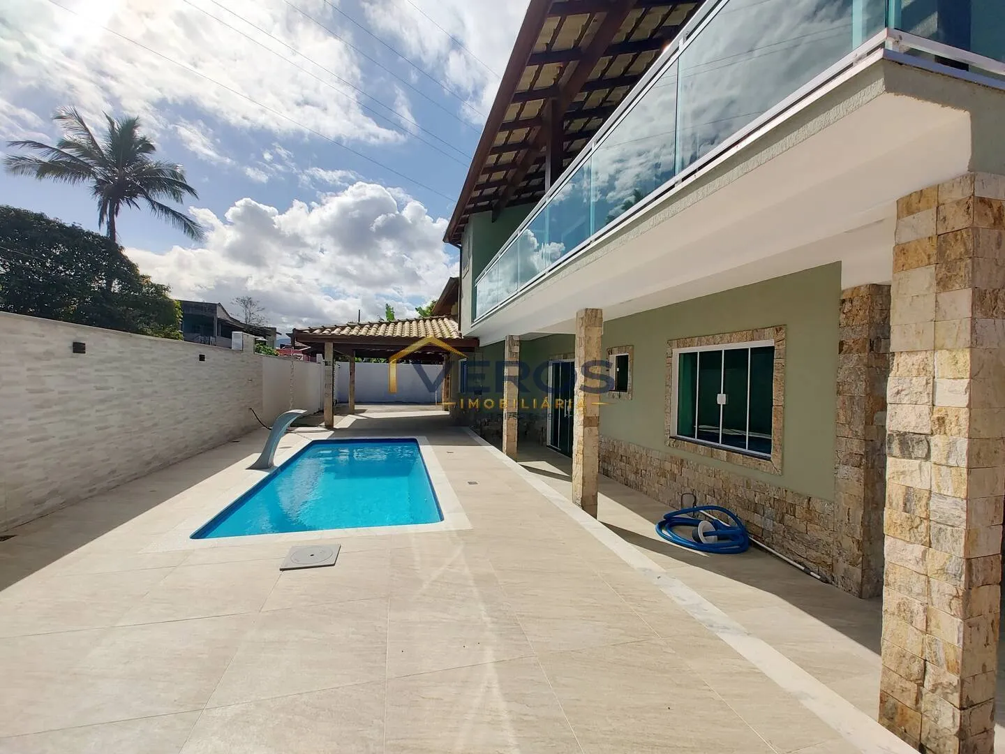 Imagem Casa com piscina e 03 dormitórios, sendo 02 suítes em Caraguatatuba