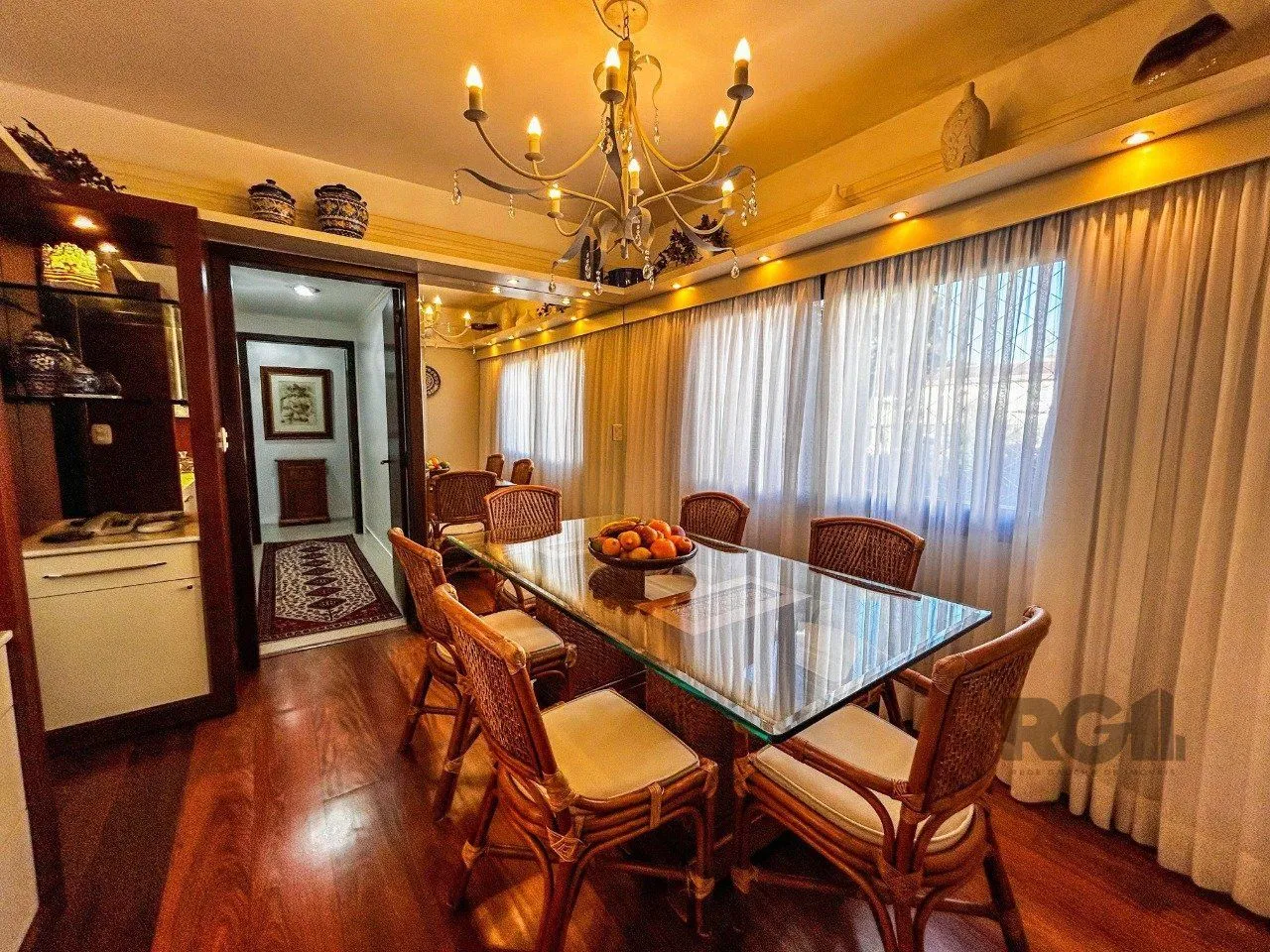 Imagem Casa 3 dormitórios, suíte, lareira, churrasqueira,, pátio, vaga garagem com 309 m² privativos.