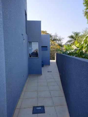 Imagem VENDA DE CASA NO CONDOMÍNIO ARUJÁ COUNTRY CLUB, EM ARUJÁ/SP, 200m² com 3 quartos, suíte, hidro, planejados, sala com lareira e 3 vagas. CONSULTE-NOS.