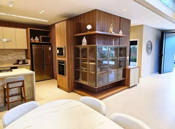 Imagem Casa de Luxo à Venda na Riviera de São Lourenço Módulo 16: 5 Quartos, 5 Suítes, Piscina e Área Gourmet