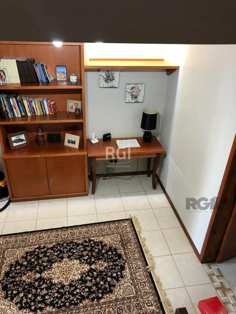 Imagem Casa residencial de 3 dormitórios sendo um uma suíte localizada no bairro Guarujá.
