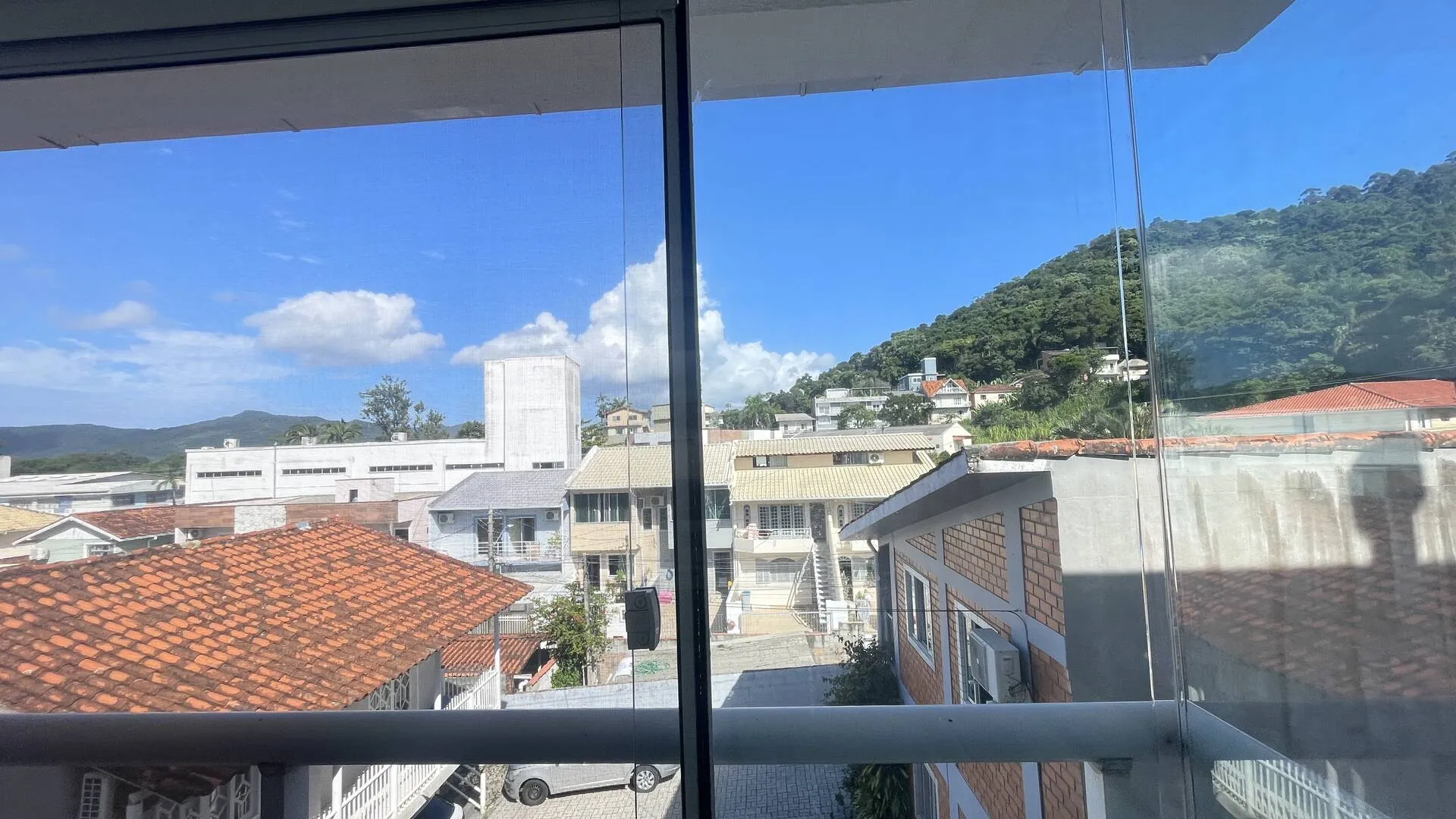 Imagem Apartamento para alugar em Canasvieiras 2 quartos com suíte e sacada