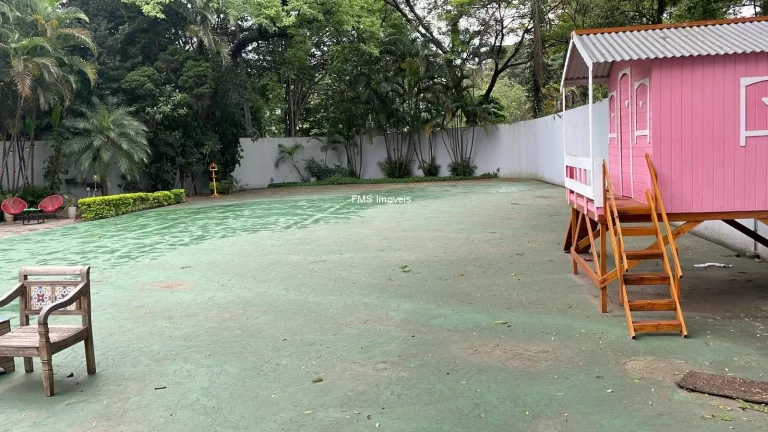 Imagem Casa de luxo à venda em São Paulo-SP, 4 quartos, 2 suítes, 3 salas, 5 banheiros, 6 vagas, 490m² no Alto de Pinheiros.