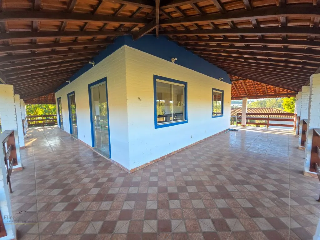 Imagem Casa estilo colonial a venda no condomínio Campo Alegre em Poços de Caldas