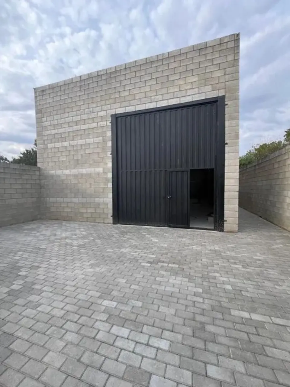 Foto do imóvel Barracão Industrial à Venda ou Locação em Sorocaba-SP, Bairro Morros: 1 Sala, 2 Banheiros, 5 Vagas de Garagem, 120m². em ALÉM PONTE, SOROCABA - SP