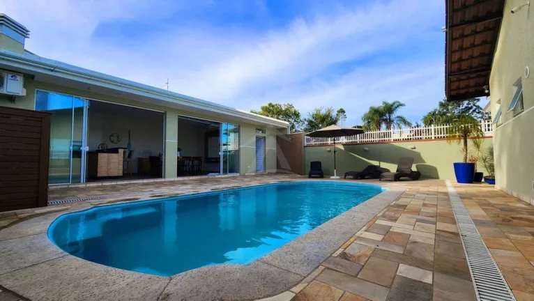 Imagem CASA COM PISCINA, 3 QUARTOS SENDO 1 SUÍTE, BAL MARILUZ