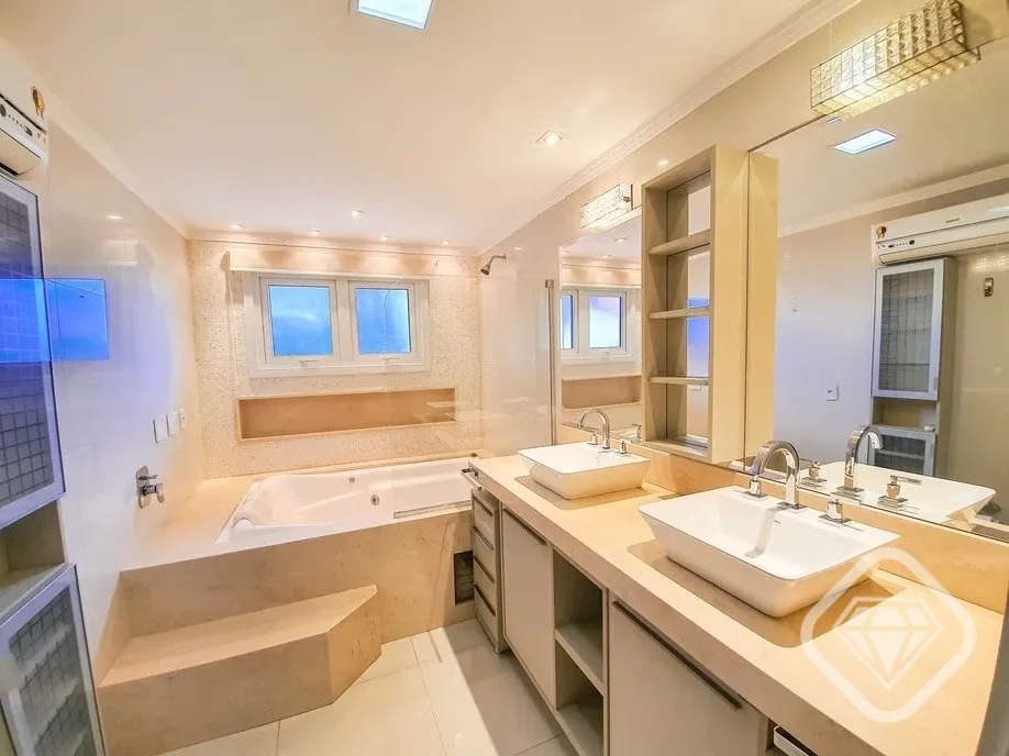 Imagem Casa em condomínio fechado à venda.

Ampla metragem, alto padrão construtivo e vista privilegiada...