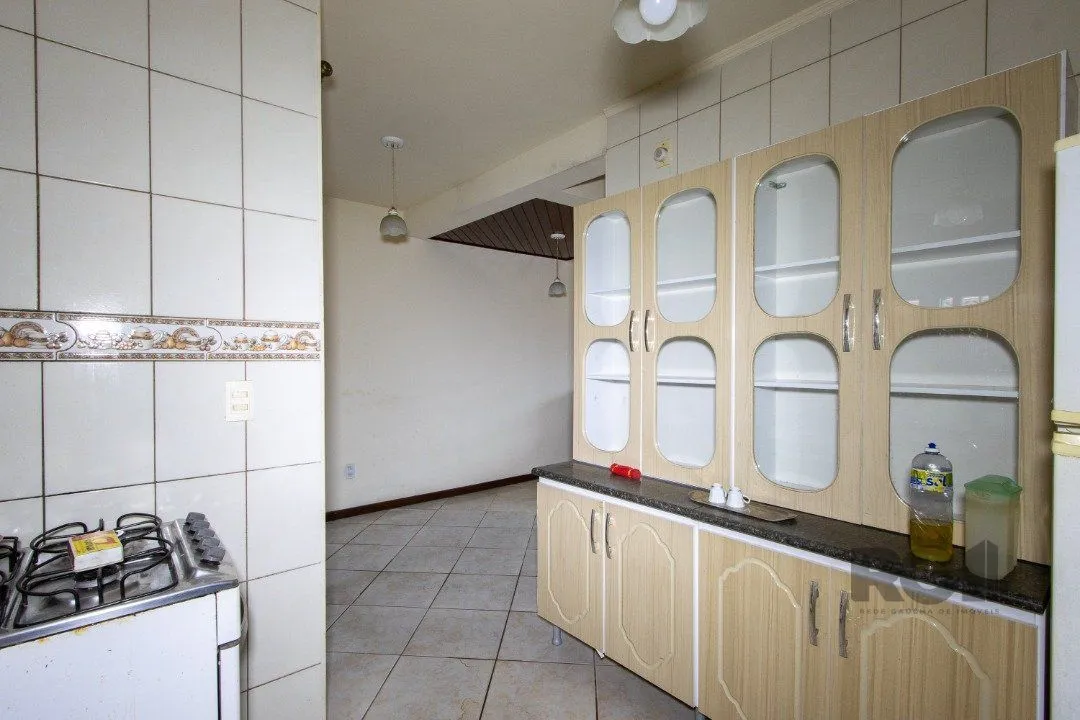 Imagem Casa em Condomínio na Zona Sul, no bairro Hípica, com 2 dormitórios, living para dois ambientes, cozinha mobiliada, lavabo