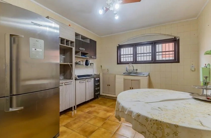 Imagem Casa com pátio e churrasqueira em frente à praça - Jardim Sabará