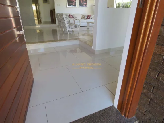 Imagem Casa térrea, com piscina, muito bem conservada e moderna com 600m² de terreno e 300m² de construção com 04 suítes. Estuda Permuta
