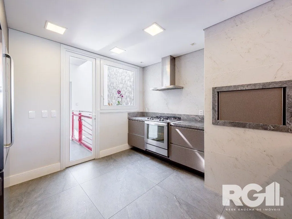 Imagem Espetacular casa nova à venda no bairro Três Figueiras! 3 suítes, 3 vagas, Generoso espaço gourmet com vista para a varanda, bem ensolarado.