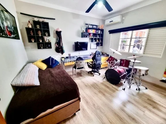 Imagem Casa térrea à venda no Parque São Quirino, em Campinas/SP. Esta charmosa residência, totalmente ...