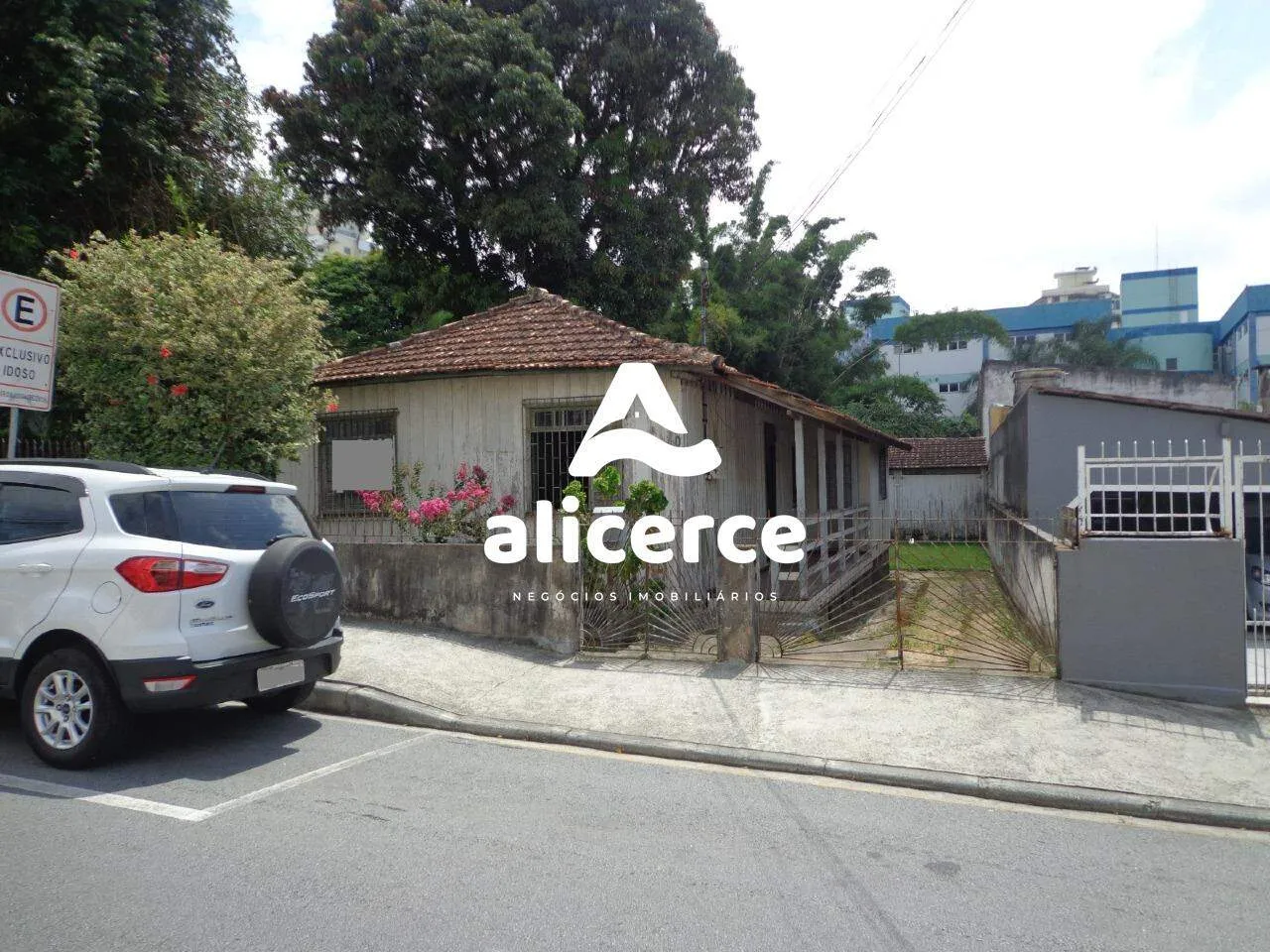 Imagem Terreno à venda com , 678m² em Barreiros São José