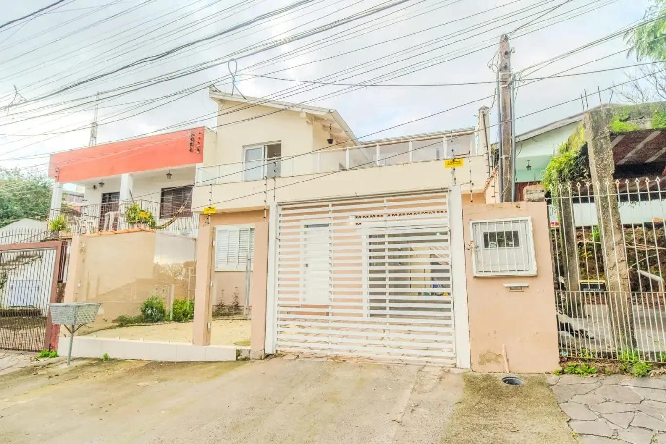 Imagem Casa de 3 dormitórios à venda em Santa Tereza, Porto Alegre.